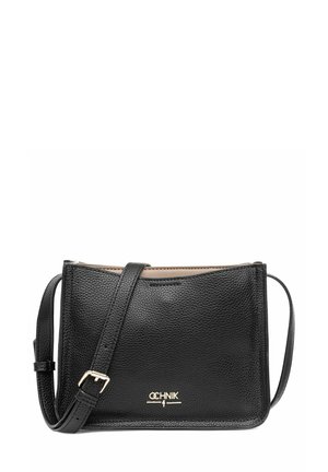 Czarna skórzana torba na ramię z teksturowaną powierzchnią, minimalistycznym designem, złotymi akcentami i regulowanym paskiem. Posiada beżową krawędź na górze.