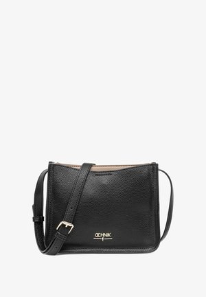 Czarna skórzana torba na ramię z teksturowaną powierzchnią, minimalistycznym designem, złotymi akcentami i regulowanym paskiem. Posiada beżową krawędź na górze.