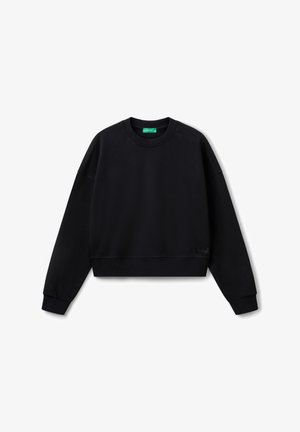Czarny krótki sweatshirt wykonany z miękkiego materiału, z okrągłym dekoltem, opadającymi ramionami i prążkowanymi mankietami. Posiada minimalne logo na dolnym brzegu.