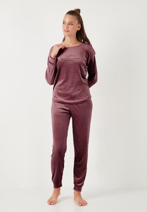 Pajama set s dugim rukavima u boji mauve od mekanog materijala, s okruglim izrezom i suptilnom grafikom sunca na prsima. Hlače imaju elastične manšete.