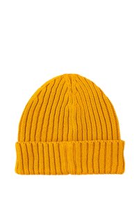 Żółta dziana czapka z prążkowaną teksturą i podwiniętym mankietem. Materiał wygląda na miękki, z pionowymi wzorami dzianinowymi.