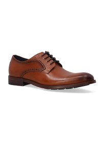 Bruine leren nette schoen met een gestructureerde bovenkant, een gladde neus en perforaties. Voorzien van zwarte veters en een lage houten hak.