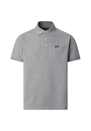 Lichtgrijs polohemd met korte mouwen, voorzien van een drieknopenbies en een klein borstzakje met een donker rechthoekig logopatch.