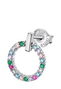 Une boucle d'oreille en argent sterling qui présente des pierres précieuses multicolores. Design circulaire avec un bord texturé et un fermoir droit.