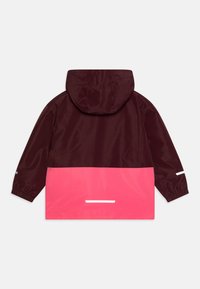 Veste à capuche avec une partie supérieure bordeaux et une partie inférieure rose, dotée de poignets élastiques et d'accents réfléchissants blancs au bas et aux manches.