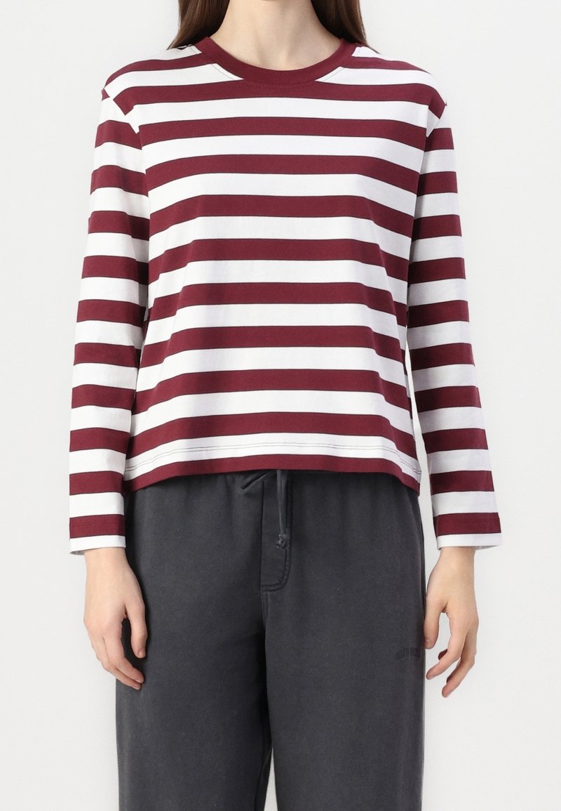Maglietta a maniche lunghe, con collo rotondo, a righe orizzontali bordeaux e bianche. Realizzata in cotone con una vestibilità comoda e orlo inferiore dritto.