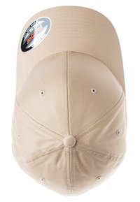 Cappello da baseball beige con una corona strutturata, visiera curva e fori di ventilazione. Presenta un adesivo circolare del marchio sulla parte anteriore.