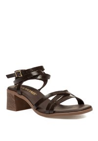 Sandalias de tacón marrón con múltiples tiras brillantes y cierre de hebilla. Presenta un tacón texturizado marrón y una plantilla suave.