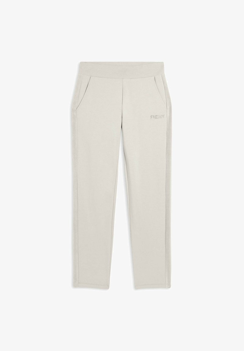 Un pantalon de survêtement gris clair en tissu doux, avec une large taille élastique et des poches latérales, présentant une marque discrète sur le devant.