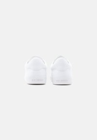 Λευκά αθλητικά παπούτσια με λείο δερμάτινο επάνω μέρος, στρογγυλεμένη πίσω όψη, επίπεδη σόλα και ανάγλυφο λογότυπο "LOVE MOSCHINO" στη φτέρνα. Μινιμαλιστικός σχεδιασμός.