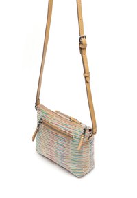 Crossbody taske med en flerfarvet vævet stofoverflade og tan læderdetaljer. Har to lynlåslommer og en justerbar rem.