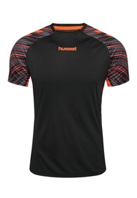 Korte mouwen sportshirt met een zwarte basis en oranje accenten, voorzien van een patroon op de mouwen. Gemaakt van ademend materiaal.