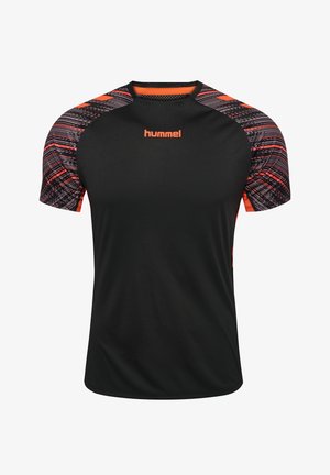 Kortärmad sporttröja med svart kropp och orange detaljer samt mönstrad grafisk design på ärmarna. Tillverkad av andningsbart material.