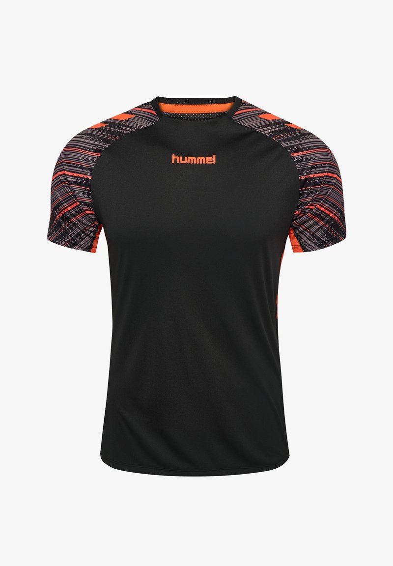 Korte mouwen sportshirt met een zwarte basis en oranje accenten, voorzien van een patroon op de mouwen. Gemaakt van ademend materiaal.
