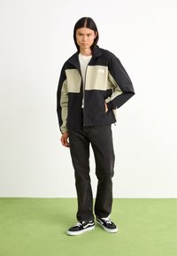 The North Face EASY WIND TRACK JACKET - Ljetna jakna - black/clay grey