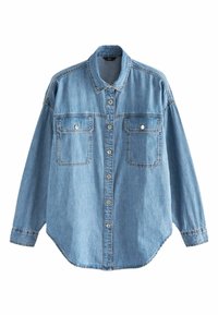 Chemise en denim bleu clair à manches longues, col pointu, deux poches poitrine et boutons argentés. Texture douce et coupe décontractée.
