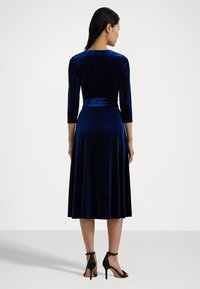 Lauren Ralph Lauren Petite SURPLICE VELVET DRESS - Dienas kleita - luxe navy