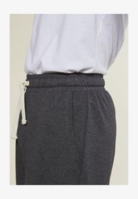 Ausgewählt, anthrazit/meliert