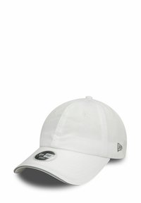 Weißes Baseballcap mit strukturiertem Design, Mesh-Belüftung, gebogenem Schirm und einem Logopatch auf der Vorderseite. Glatte Stofftextur.