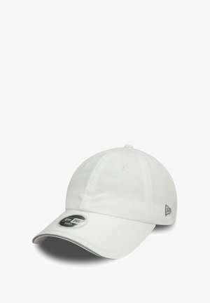 Weißes Baseballcap mit strukturiertem Design, Mesh-Belüftung, gebogenem Schirm und einem Logopatch auf der Vorderseite. Glatte Stofftextur.