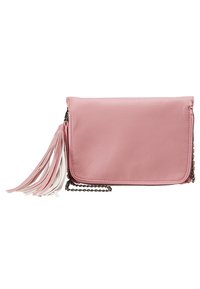 Clutch in pelle rosa con texture, chiusura a zip, tracolla decorativa a catena e dettaglio in frange bianche sul lato.