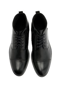 Czarne skórzane botki za kostkę o gładkiej fakturze, z fasonem sznurowanym, bocznymi zamkami błyskawicznymi i zaokrąglonym noskiem.