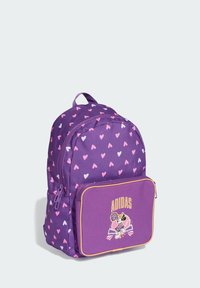 Fioletowy plecak z wzorem serc w kolorach różowym i białym. Posiada przednią kieszeń z żółtą obwódką i logo "ADIDAS" oraz wzór graficzny.