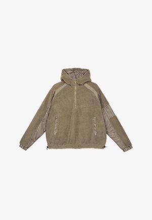 Sudadera con capucha de forro polar en marrón claro, con medio cierre en la parte delantera, puños elásticos, bolsillos laterales y acentos de tela suave en contraste.