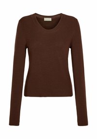 Brauner, langärmeliger Strickpullover mit rundem Ausschnitt, figurbetontem Schnitt und geripptem Textur, auf einem weißen Hintergrund präsentiert.