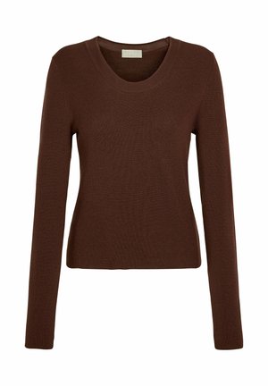 Brązowy sweter dzianinowy z długim rękawem, okrągłym dekoltem, dopasowanym krojem i prążkowaną teksturą, zaprezentowany na białym tle.