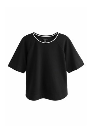 Zwart topje met korte mouwen, een ronde halslijn met witte rand en licht uitlopende mouwen, merklabel zichtbaar aan de binnenkant van de kraag.