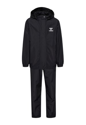 Sort regnjakke og bukser i sæt, lavet af vandtæt materiale. Har en hætte, elastiske manchetter og et lille logo på brystet.