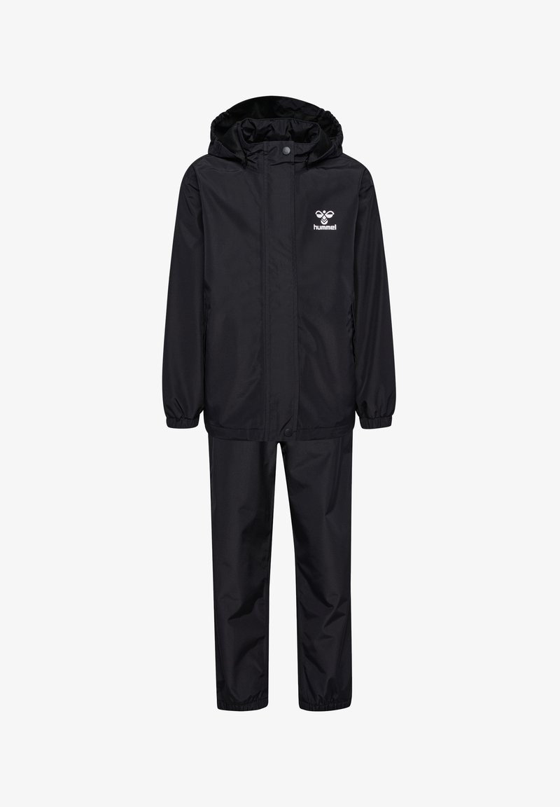 Zwart regenjack en broekset, gemaakt van waterdicht materiaal. Voorzien van een capuchon, elastische manchetten en een klein logo op de borst.