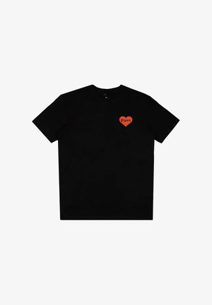 Mustavilla puuvillapaidassa on punainen sydänkuvio, jonka sisällä lukee "Pippi". Lyhyt hiha, pyöreä kaula-aukko ja yksinkertainen muotoilu.