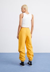 Jordan PANT - Trainingsbroek - yellow ochre