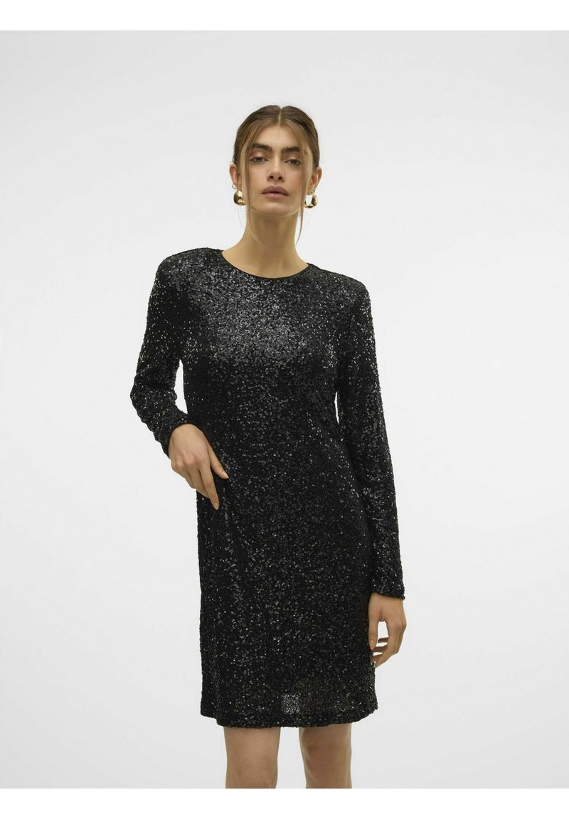 Robe noire en sequins avec des manches longues, encolure ronde, silhouette cintrée, texture brillante et une longueur légèrement au-dessus du genou.