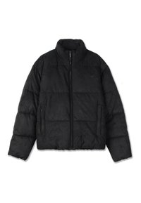Černá péřová bunda s vysokým límcem, zipem vpředu a dvěma postranními kapsami; obsahuje prošívané části a hladkou texturu. Logo značky na hrudi.