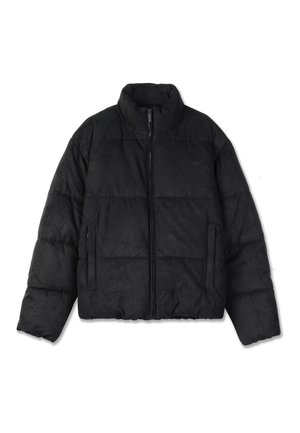 Fekete steppelt dzseki magas gallérral, cipzáras elülső résszel és két oldalsó zsebbel; steppelt részekkel és sima textúrával rendelkezik. A márka logója a mellkason található.