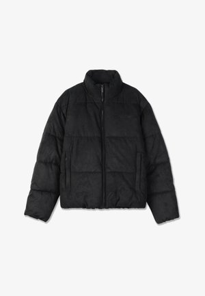 Fekete steppelt dzseki magas gallérral, cipzáras elülső résszel és két oldalsó zsebbel; steppelt részekkel és sima textúrával rendelkezik. A márka logója a mellkason található.