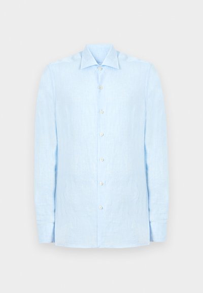 Ανοιχτό μπλε πουκάμισο με μακριά μανίκια και κουμπιά, με κλασικό γιακά, απλωμένο επίπεδα σε ουδέτερο φόντο.