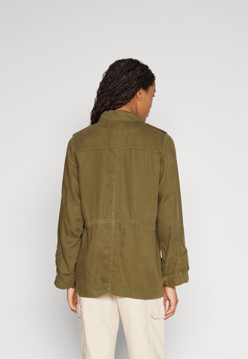 Veste utilitaire vert olive de Ravøtt | 3105010 | manteaux d'été homme | e5