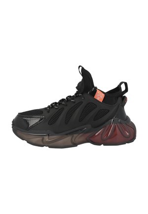 Schwarzer sportlicher Sneaker mit strukturiertem Mesh, kantigen Überzügen, dicker durchsichtiger Sohle mit kastanienbraunen Akzenten und orangefarbenem Logetikett in der Nähe des Knöchels.