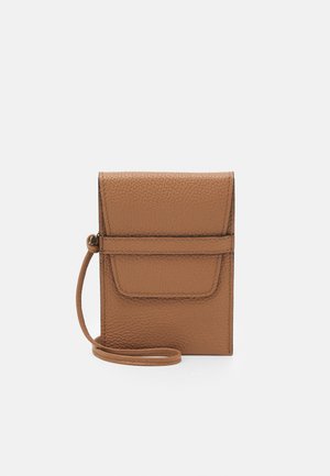 Pequeño bolso de mano de cuero marrón texturizado con un bolsillo con solapa frontal y una correa de asa adjunta para llevar.