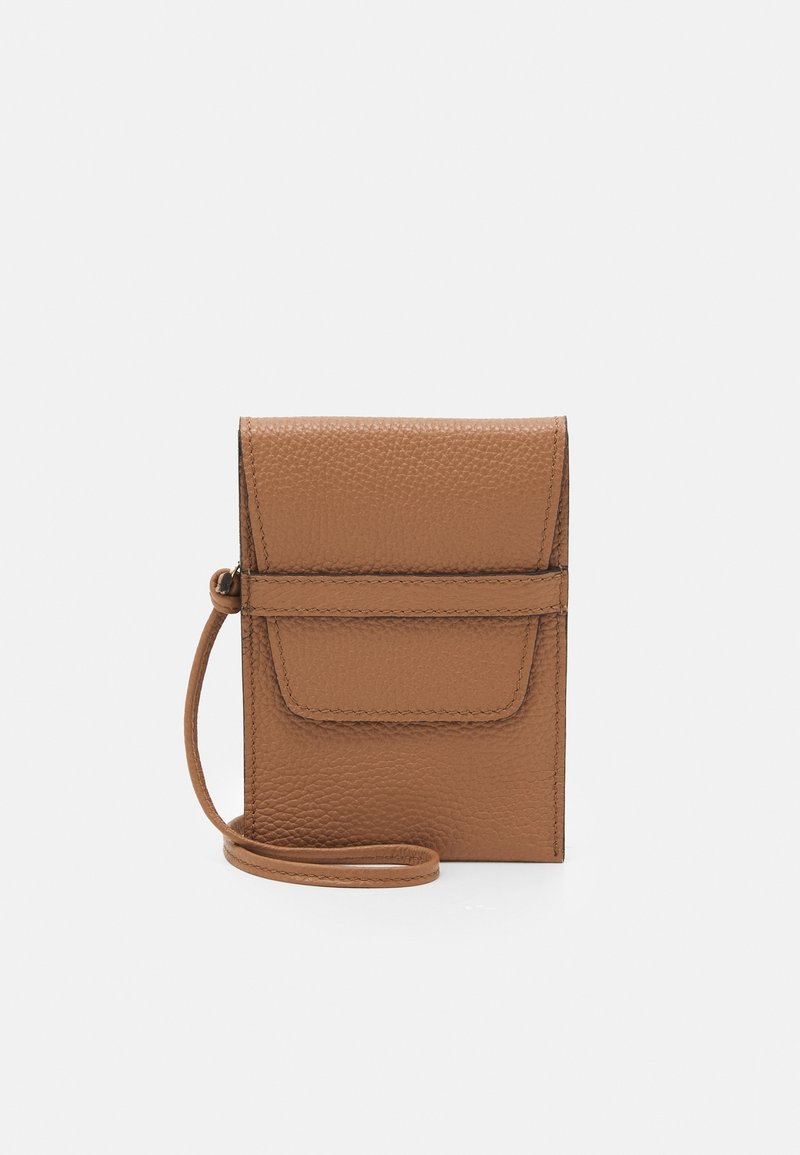 Petit sac en cuir marron à texture, avec une poche à rabat à l'avant et une sangle en boucle attachée pour le transport.