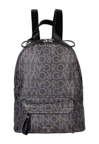 Zaino con un tessuto grigio scuro e texture che presenta un motivo logo ripetuto. Accenti in pelle nera, spallacci regolabili doppi e una tasca frontale con zip.