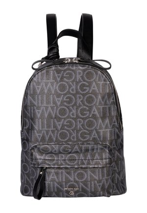 Mochila con un tejido texturizado en gris oscuro que presenta un patrón de logotipos repetido. Detalles en cuero negro, correas dobles ajustables y un bolsillo frontal con cremallera.
