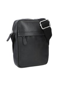 Černá kožená taška přes tělo s zipovým uzavíráním, nastavitelným textilním popruhem, přední kapsou a embosovaným logem na boku.
