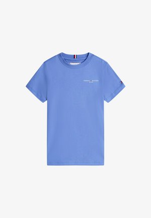 T-shirt bleu clair en coton, avec un col rond, des manches courtes et un petit logo blanc à l'avant. Design simple.