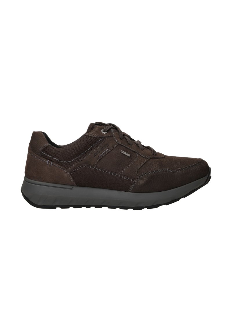 Bruine suede en textiele sneaker met een laag profiel, vetersluiting, gewatteerde kraag en een gestructureerde rubberen zool. Versterkte accenten aan de zijkanten.