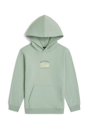 Šviesiai žalias džemperis su gobtuvu, priekiu kišene, raišteliais ant gobtuvo ir geltonu logotipu ant krūtinės. Pagamintas iš minkšto medvilnės mišinio.